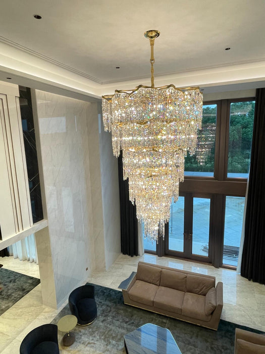 Villa europea di grandi dimensioni con lampadari di cristallo di lusso dorato multistrato, lampada da foyer in edificio duplex