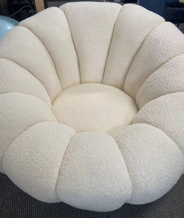 Sillón de forro polar con forma de calabaza blanca y reposapiés