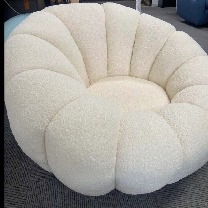 Sillón de forro polar con forma de calabaza blanca y reposapiés