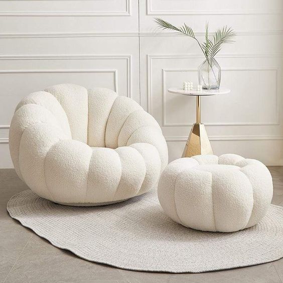 Sillón de forro polar con forma de calabaza blanca y reposapiés