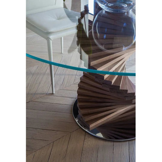 Tavolo da pranzo rotondo con piano in vetro e base con gradini in legno a spirale
